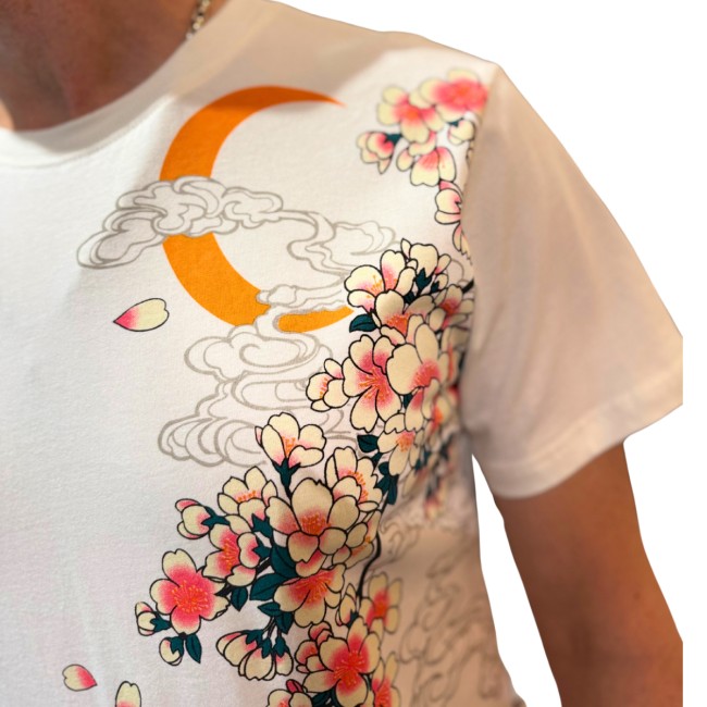 T-shirt Sukajan blanc carpe koi brodé et fleurs de cerisiers