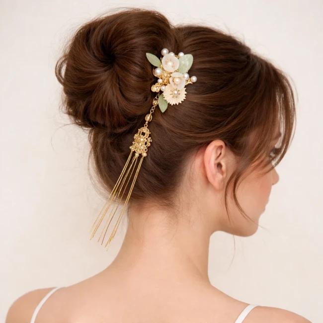 Pic à cheveux japonais fleurs blanches pendants dorés porté coiffure Modern and Past