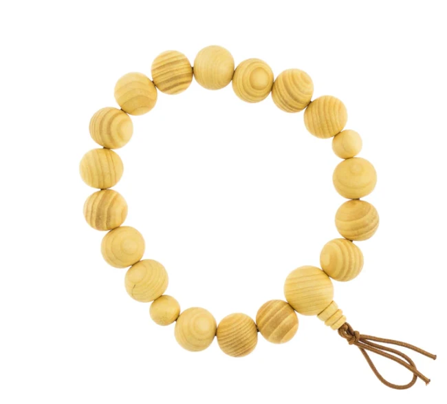Bracelet mala Nenju Kaya artisanal en bois de torreya vu de profil chez Modern and Past