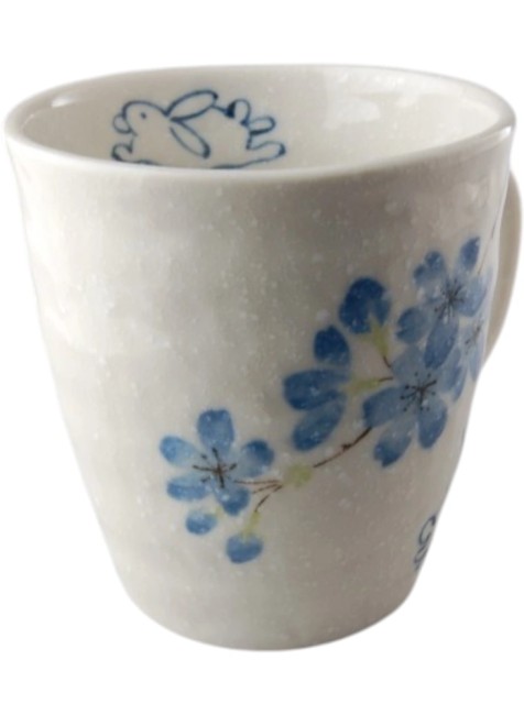 Tasse japonaise Hana Usagi Bleu en porcelaine peinte à la main avec lapin et fleurs fabriquée au Japon
