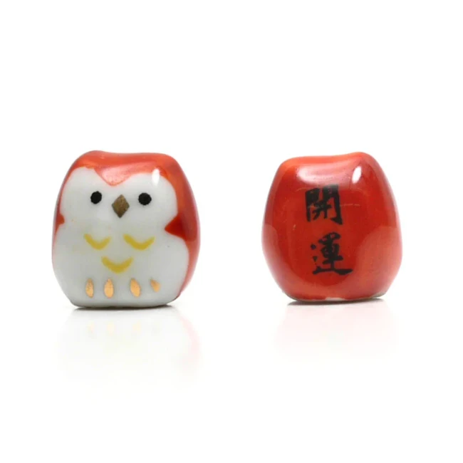 Figurines tiny hibou Fukuro en porcelaine rouge chez Modern and Past