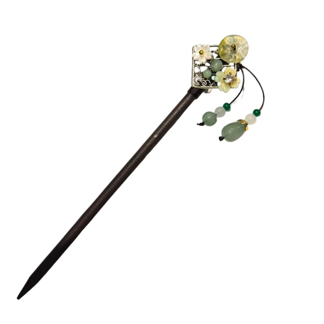 Pic à cheveux japonais losange floral vert - Modern and Past Pic à cheveux japonais en bois avec losange floral vert et pendants chez Modern and Past