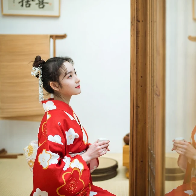 Kimono japonais femme rouge à motifs floraux Kimono traditionnel japonais femme rouge à fleurs porté sans obi