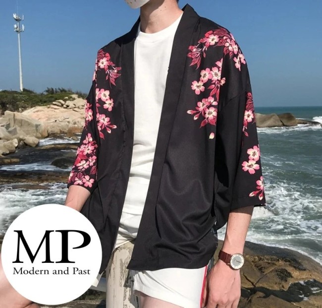 Kimono moderne japonais noir avec carpe Koï et fleurs de Sakura