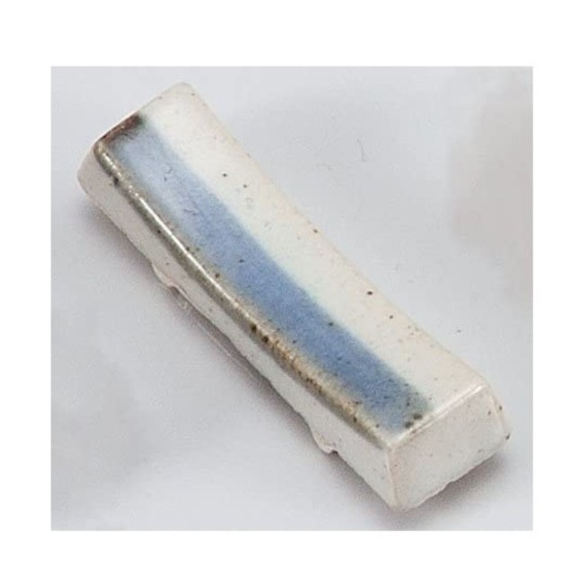 Repose-baguettes japonais Hashioki Haiyu Kiriita en porcelaine blanche et liseré bleu
