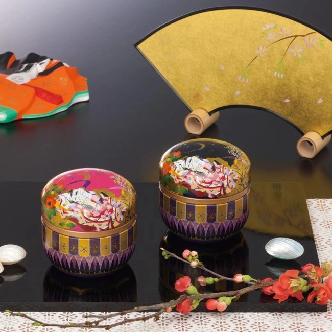 Boîte à thé japonaise en métal noire avec motifs Hitoe et liseré doré, fabriquée au Japon
