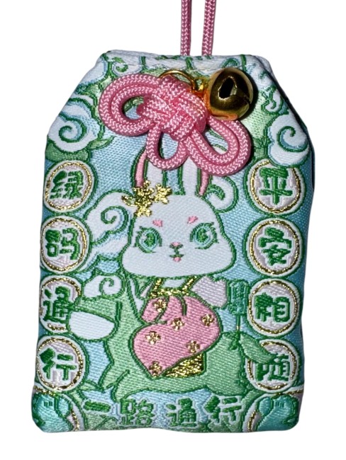Amulette japonaise Omamori Usagi – protection et sérénité – fabriquée au Japon Amulette japonaise Omamori Usagi verte symbole de protection et sérénité fabriquée au Japon - recto