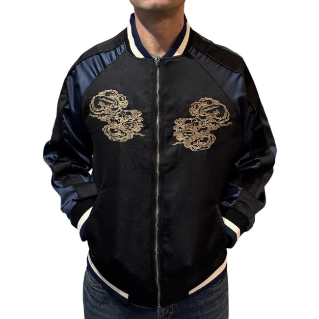 Veste Sukajan noire et bleue avec broderies nuages sur l’avant