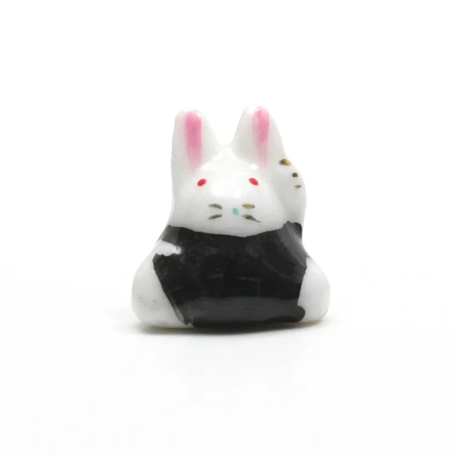 Figurines lapin Usagi heureux en porcelaine noir chez Modern and Past