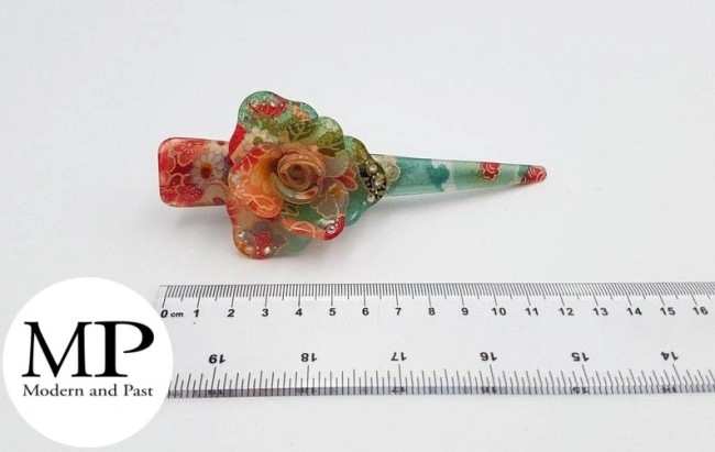 Grande pince à cheveux, fleur japonaise en tissu chirimen, résine transparente - vert - fabriqué au Japon - Magasin japonais | Modern and Past à Brest Grande pince à cheveux, fleur japonaise en tissu chirimen, résine transparente - vert - fabriqué au Japon - Magasin japonais | Modern and Past à Brest