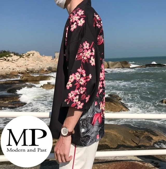 Kimono moderne japonais noir avec carpe Koï et fleurs de Sakura