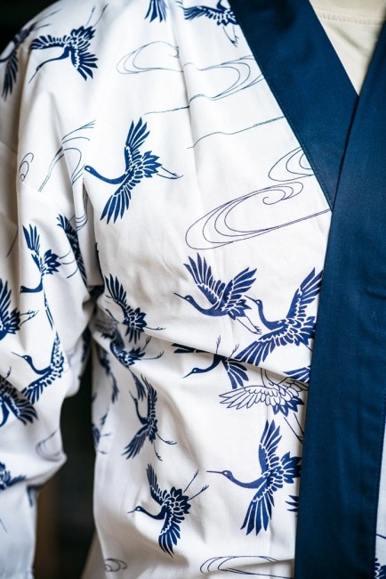 Haori japonais en coton blanc motif grues bleues fabriqué à Kyoto avec obi assorti