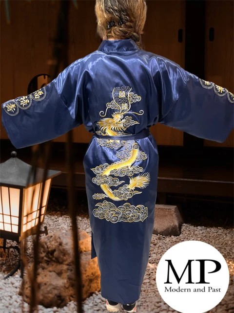Peignoir bleu japonais – motif dragon brodé Dos du peignoir japonais bleu dragon brodé