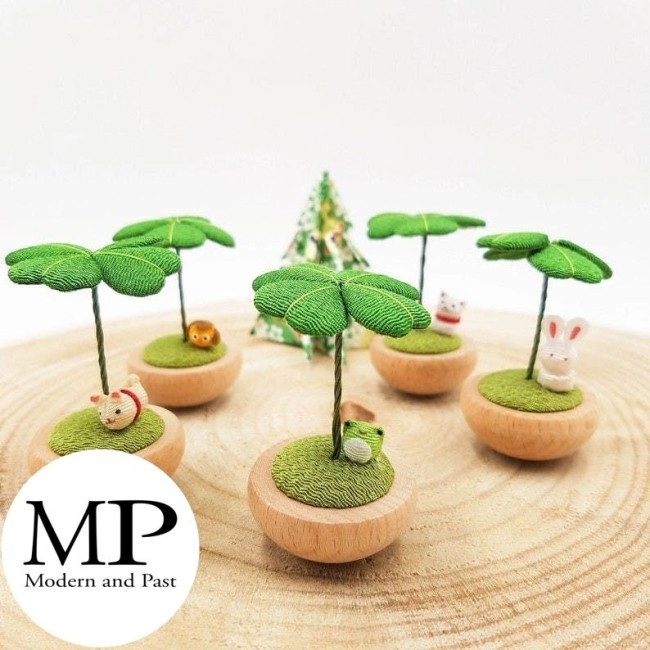 Porte-bonheur japonais Maneki Neko et trèfle en bois et chirimen