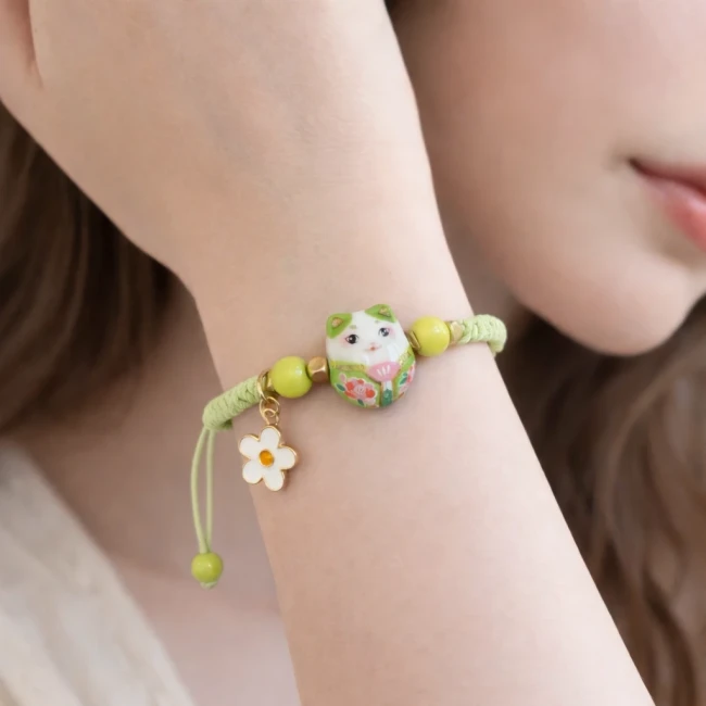 Bracelet porte-bonheur japonais chat Neko Kawaii vert porté au poignet chez Modern and Past