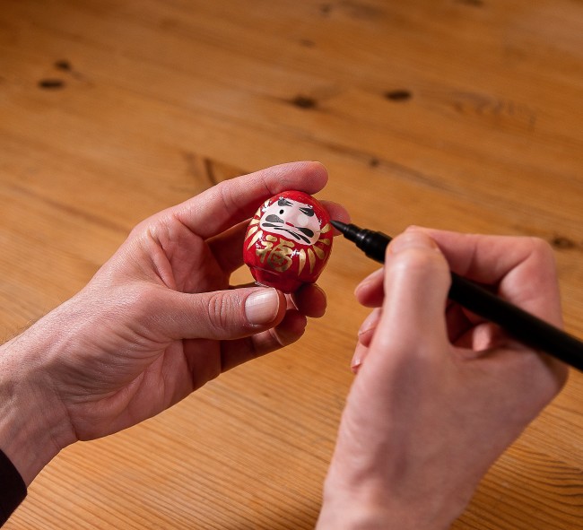 Daruma rouge japonais porte-bonheur traditionnel