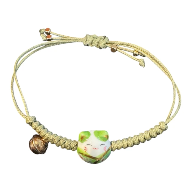Bracelet porte-bonheur japonais chat Neko vert fait main chez Modern and Past