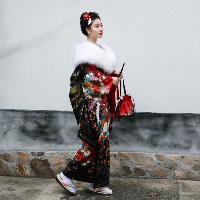Kimono japonais femme rouge et noir motifs à fleurs Kimono japonais traditionnel femme rouge et noir motifs fleurs