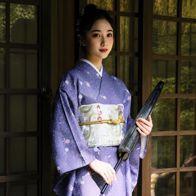 Kimono japonais femme violet motifs fleurs Kimono traditionnel japonais violet pour femme à motifs fleurs