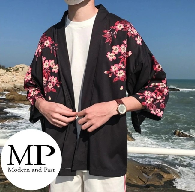 Kimono moderne japonais noir avec carpe Koï et fleurs de Sakura