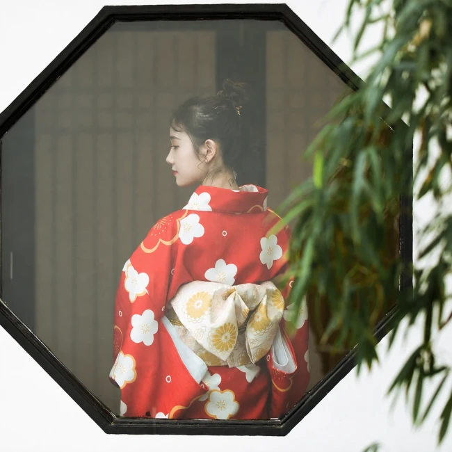Kimono japonais femme rouge à motifs floraux Kimono traditionnel japonais femme rouge à fleurs porté sans obi