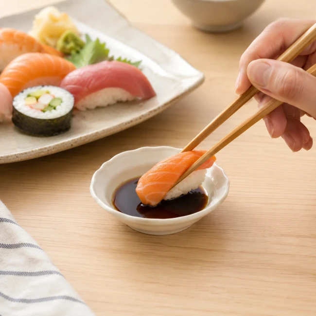 Coupelle à sauce japonaise Neko Maruke avec sauce soja et sushi Modern and Past