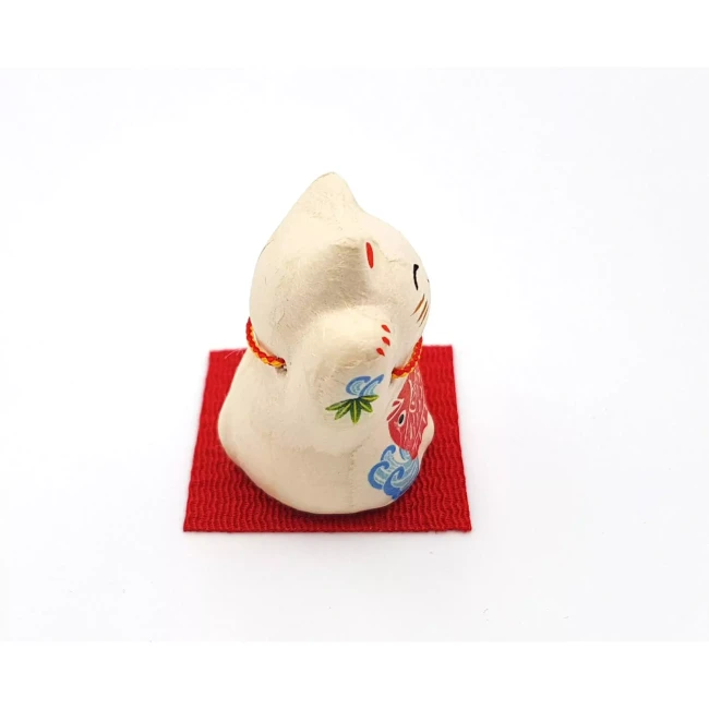 Figurine Maneki Neko carpe koï en papier washi faite au Japon chez Modern and Past