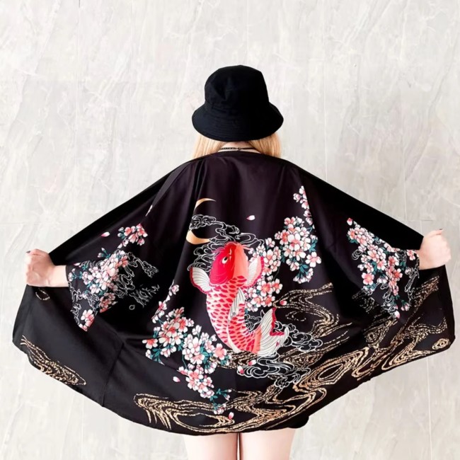 Kimono moderne japonais Carpe Koï et fleurs noir Kimono moderne japonais motif Carpe Koï et fleurs noir