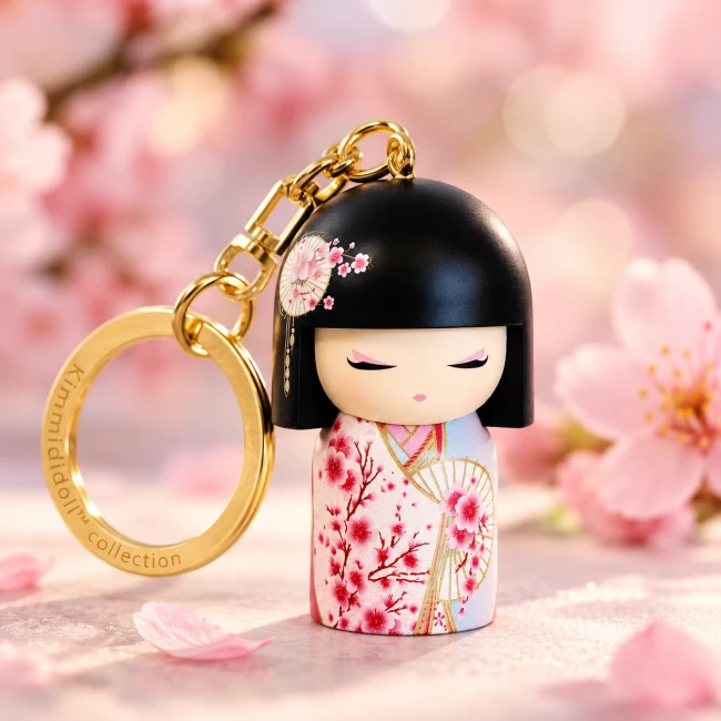 Porte-clés Kimmidoll Sakura, mini Kokeshi aux fleurs de cerisier japonaises et anneau doré – Modern and Past