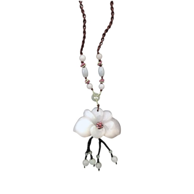 Collier en jade blanc motif fleur – CJF005 collier en jade blanc motif fleur bijou énergétique