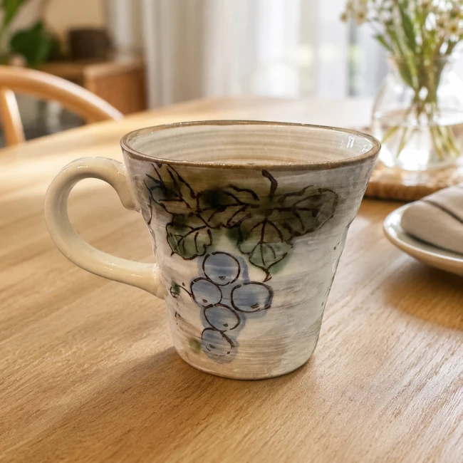 Mug japonais raisin bleu Toki Minoyaki fait main au Japon Mug japonais raisin bleu en céramique fait main au Japon Toki Minoyaki Modern and Past