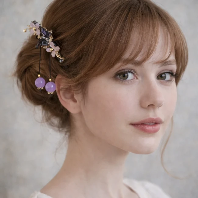 Pic à cheveux japonais en bois avec papillon fleurs et perles pendantes chez Modern and Past