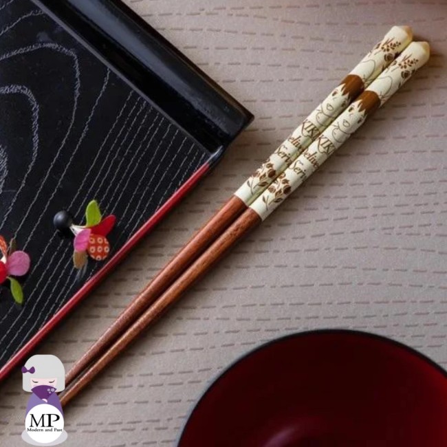 Des baguettes laquées en bois de Kiki la petite sorcière sous licence officielle Studio Ghibli pour vos repas en toute élégance