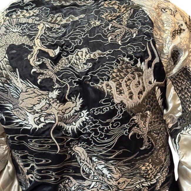 Veste Sukajan réversible combat des dragons argentés Veste Sukajan dragons argentés brodés face principale