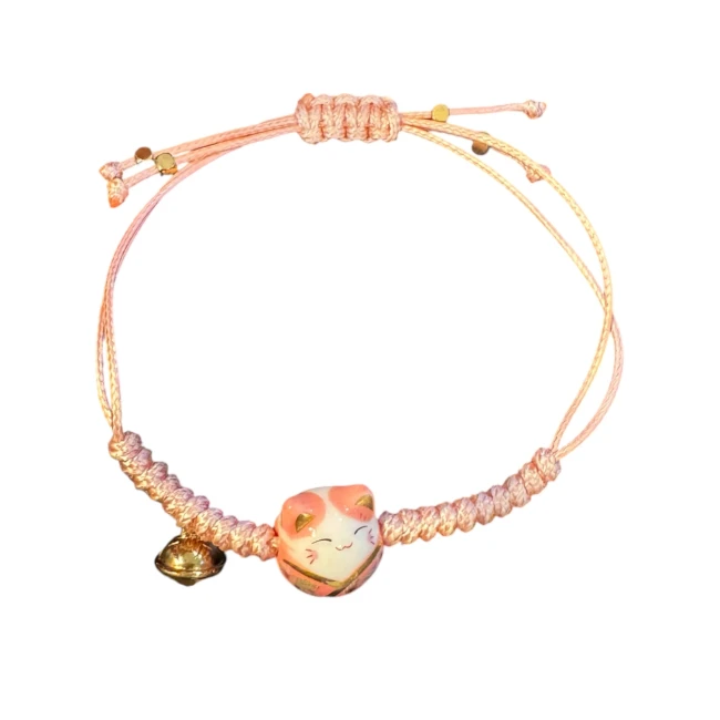 Bracelet porte-bonheur japonais chat Neko rose fait main chez Modern and Past