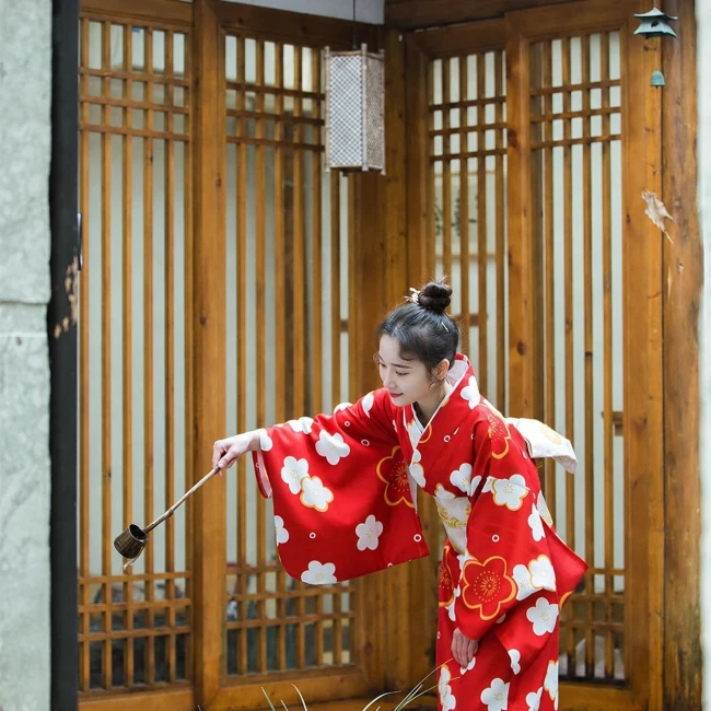 Kimono japonais femme rouge à motifs floraux Kimono traditionnel japonais femme rouge à fleurs porté sans obi