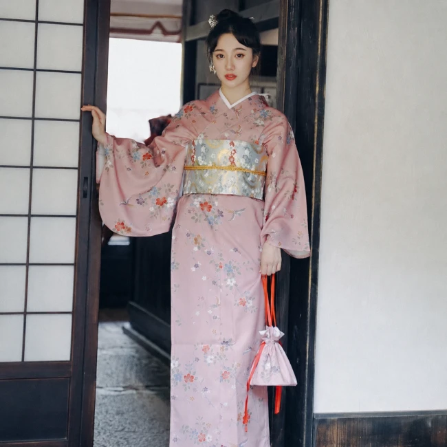Kimono japonais traditionnel rose pâle à fleurs pour femme Kimono traditionnel japonais femme rose pâle motifs floraux