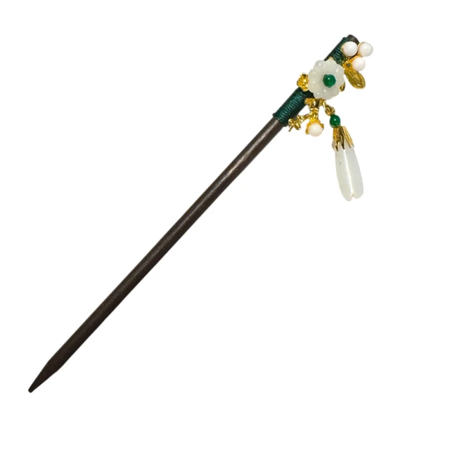 Pic à cheveux japonais en bois avec fleur blanche et pendant perlé chez Modern and Past