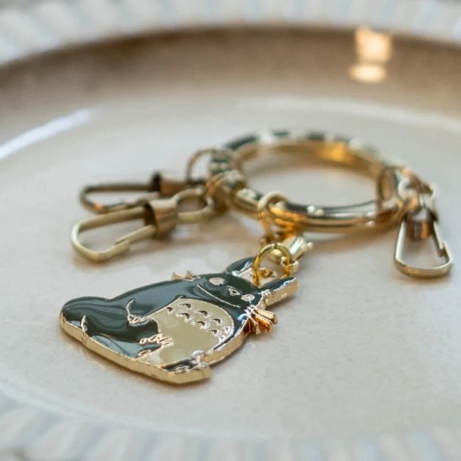 Porte-Clés Totoro Gris Assis – produit officiel Ghibli Porte-clés métal Totoro gris assis – Studio Ghibli