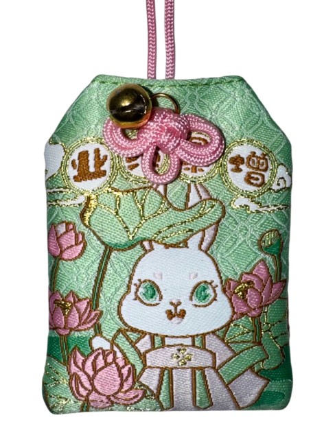 Amulette japonaise Omamori Usagi – promotion et réussite – fabriquée au Japon Amulette japonaise Omamori Usagi verte symbole de promotion et réussite fabriquée au Japon - recto