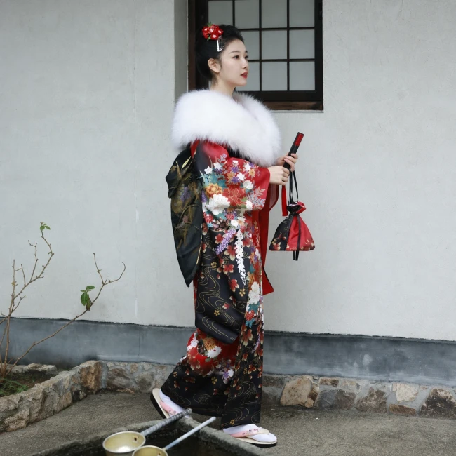 Kimono japonais femme rouge et noir motifs à fleurs Kimono japonais traditionnel femme rouge et noir motifs fleurs