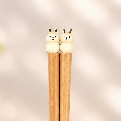 Paire de baguettes japonaises lapin jaune - Modern and Past-F936-4933-A619-F6CC272F96CE Baguettes japonaises en bois motif lapin jaune - Modern and Past