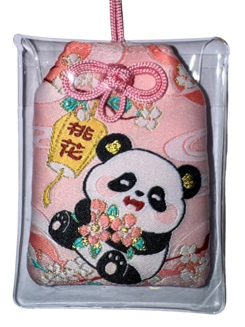 Amulette japonaise Omamori Panda – prospérité et bonheur – fabriquée au Japon Amulette japonaise Omamori Panda rose symbole de prospérité et bonheur fabriquée au Japon - housse protectrice en plastique