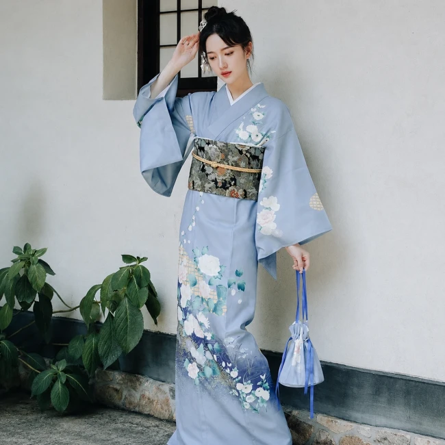 Kimono traditionnel japonais femme gris bleu à fleurs, vendu sans obi
