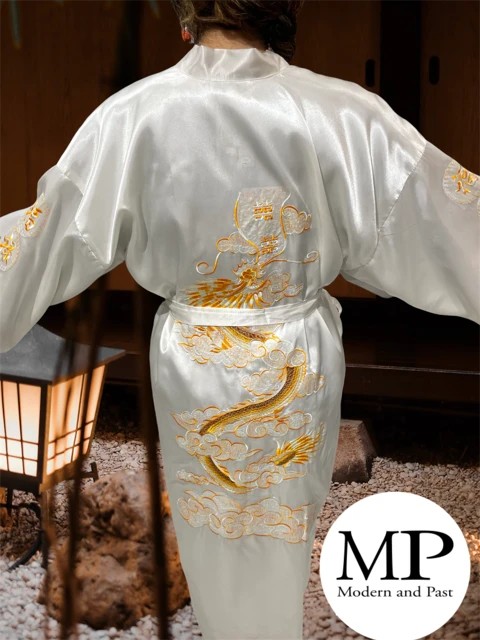 Peignoir long blanc japonais avec dragon brodé dos Peignoir long blanc motif dragon brodé au dos
