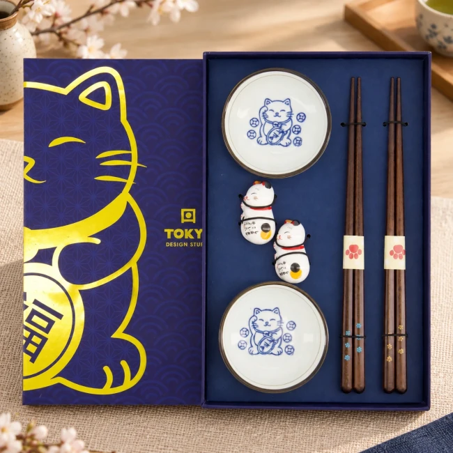 Coffret baguettes japonaises Neko et Maneki Neko - Modern and Past Coffret de baguettes japonaises Neko avec coupelles Maneki Neko - Modern and Past