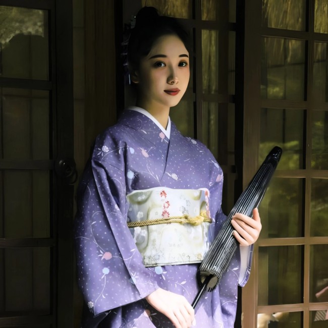Kimono traditionnel japonais violet pour femme à motifs fleurs
