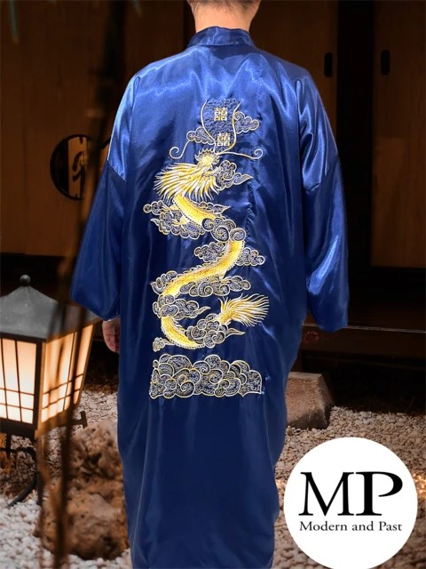 Peignoir bleu japonais – motif dragon brodé Dos du peignoir japonais bleu dragon brodé