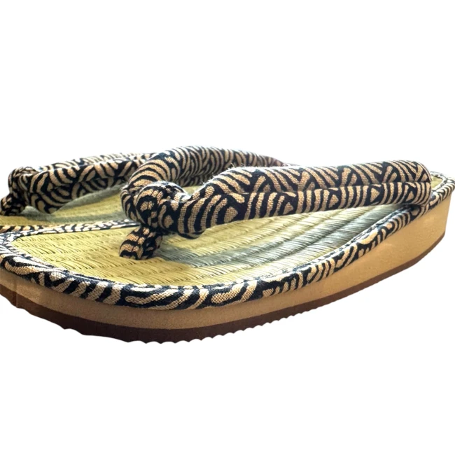 Sandale Zori japonaise Nami noir et blanc vue de profil