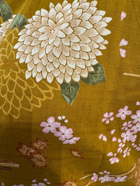 Détail du tissu japonais en coton doré avec motifs Sakura chrysanthèmes et feuilles d’érables